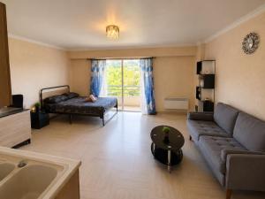 a living room with a couch and a bed at Vue Panoramique Vence Balcon & Calme in Vence