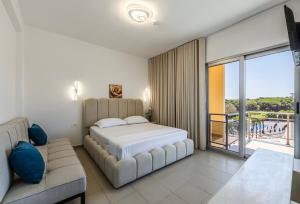 Intea Hotel Durres tesisinde bir odada yatak veya yataklar +17 fotoğraf