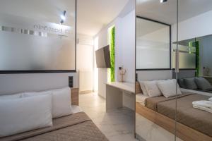 ein Schlafzimmer mit zwei Betten und einem großen Spiegel in der Unterkunft Bastasio Youth Studio in Thessaloniki