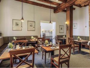 ein Esszimmer mit Holztischen und Stühlen in der Unterkunft Mercure Hotel Erfurt Altstadt in Erfurt