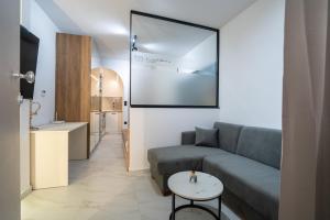 ein Wohnzimmer mit Sofa und Tisch in der Unterkunft Bastasio Youth Studio in Thessaloniki