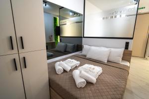 ein Zimmer mit einem Bett und Handtüchern darauf in der Unterkunft Bastasio Youth Studio in Thessaloniki