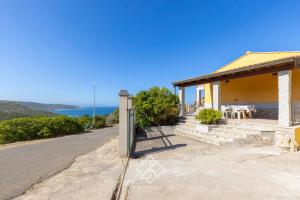 a house with a view of the ocean at Dimora Cala-Vista in Torre Dei Corsari