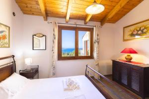 a bedroom with a bed and a window at Dimora Cala-Vista in Torre Dei Corsari