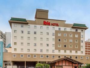 a building with a tbs hotel sign on it at ibis Blumenau in Blumenau