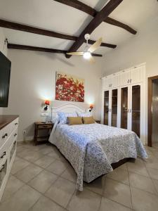 a bedroom with a bed and a ceiling at A Casita do Ferreiro in Sober