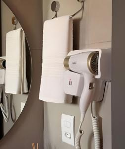 a mirror in a room with paper towels at 818 - Standard Premium in Uberlândia