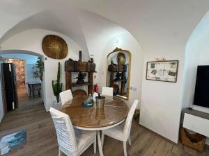 a dining room with a table and chairs at Nena Maleni in Tovo San Giacomo