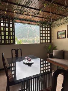 a dining room table with a view of a mountain at Apartamento Amoblado Refugio Mérida in Mérida