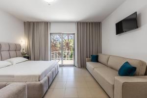 Intea Hotel Durres tesisinde bir televizyon ve/veya eğlence merkezi