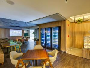 a restaurant with a table and chairs and tables and chairs at Novotel RJ Santos Dumont in Rio de Janeiro