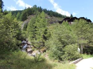 una colina con árboles y una carretera junto a un bosque en Beautiful Chalet in Binn with Parking en Saflischmatten