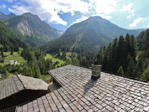 un techo de una casa con vistas a las montañas en Beautiful Chalet in Binn with Parking en Saflischmatten