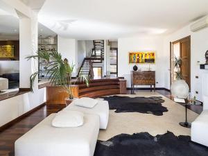 シラクーサにあるBelvilla by OYO Profumoのリビングルーム(白い家具、階段付)