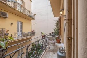 a balcony in a building with chairs and plants at Guest House 73 in Cagliari