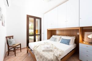 a bedroom with a bed with a wooden headboard and a chair at Villa Luna in Simius