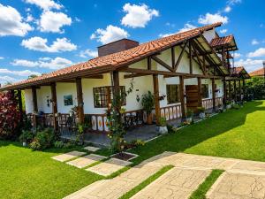a house with a green lawn in front of it at Balcón de Antioquia Exclusiva Villa Campestre con Piscina Privada, Jacuzzi y BBQ en el Eje Cafetero, cerca del Parque del Café in Montenegro