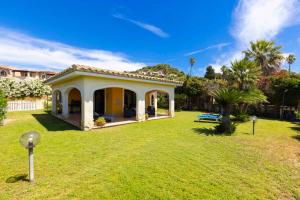 a small house in a field with a yard at Villa Luna in Simius