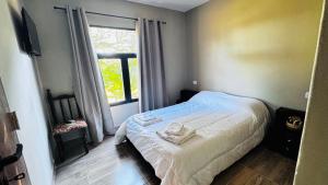a bedroom with a bed and a window at SomosRio II Apart in La Cruz
