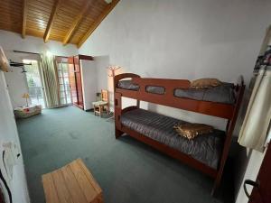 a room with two bunk beds in a room at La Casa del Barrio in Ramallo