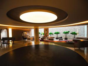 a large lobby with a large circular ceiling at Mercure Camboriu in Balneário Camboriú