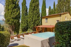 a villa with a swimming pool and trees at La Casa delle Farfalle in Chiusi