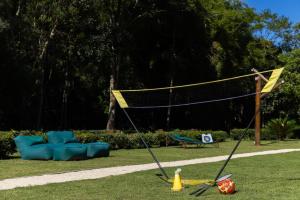 a ping pong net in the grass in a park at Pousada Cachoeira da Barra in Cunha +58 photos