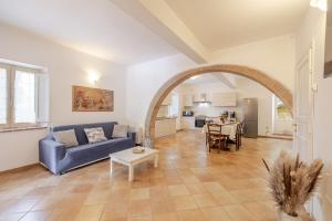 a living room with a blue couch and a table at La Casa delle Farfalle in Chiusi