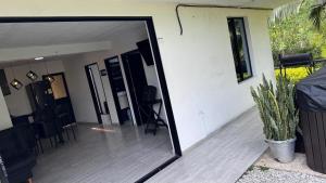 a mirror on the side of a room with a mirror at Lisboa Hause in Horizonte
