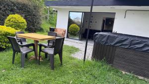a table and chairs with an umbrella in the grass at Lisboa Hause in Horizonte +23 photos