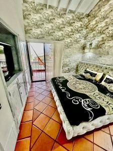 a bedroom with a bed in a room at The Butterfly Mansion in Envigado