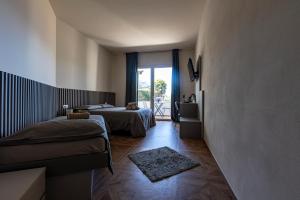 a hotel room with two beds and a window at B&B Belvedere in Colico