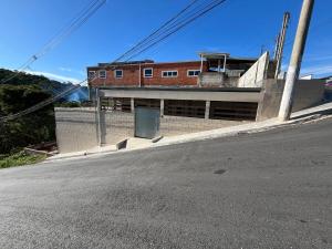 a building on the side of a street at Vila Chacrinha apartamento 2 in Campo Limpo