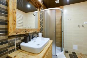 Koupelna v ubytování Hotel Skrinya + 37 fotografií