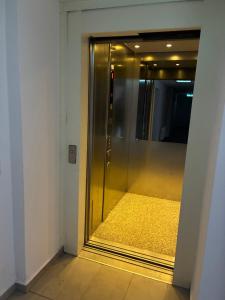 a room with a glass door to a elevator at MartiniRoom Signature in Glauchau