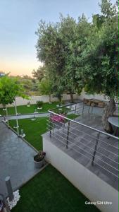 ein Garten mit einer Bank und Bäumen und Gras in der Unterkunft Villa ASTERA in Pefkari