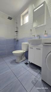 ein weißes Badezimmer mit Toilette und Waschbecken in der Unterkunft Villa ASTERA in Pefkari + 47 Fotos