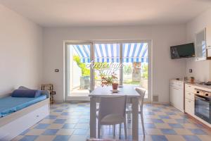 a kitchen and dining room with a table and chairs at Arcipelago Suite in Belvedere Marittimo