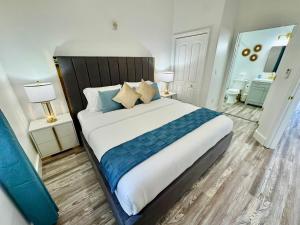 a bedroom with a large bed and two lamps at Balcony Lake Views - Pool, Gym, WiFi & Parking in Orlando
