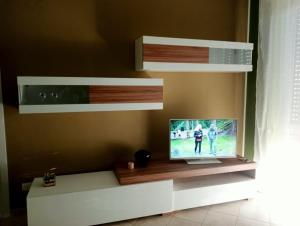 a tv sitting on a shelf in a room at Casa Rosa in Vigevano