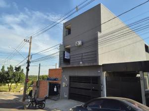 a building with a motorcycle parked in front of it at loft 2 em Salto Acomoda até 4 pessoas rede urbana in Salto