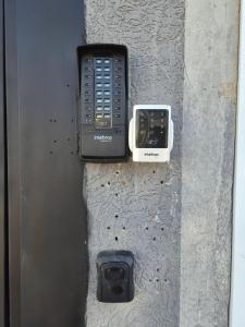 a cell phone and a box sitting on a wall at loft 2 em Salto Acomoda até 4 pessoas rede urbana in Salto