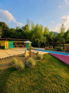 a backyard with a swimming pool and a house at Casa campestre Namaste Entre La Mesa y Anapoima con piscina privada in La Mesa