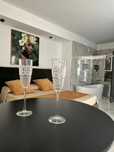 dos copas de vino sobre una mesa en una habitación en Ma Gra Ví, en Terrasini
