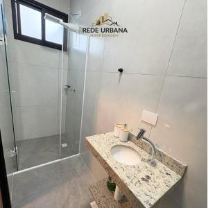 a bathroom with a sink and a shower at Loft 7 com ar-condicionado da Rede Urbana in Indaiatuba