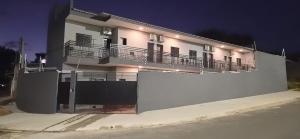 a building with balconies on the side of it at night at Loft 7 com ar-condicionado da Rede Urbana in Indaiatuba