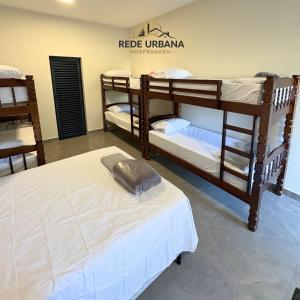 a room with two bunk beds and a bed at Loft 9 com ar-condicionado da Rede Urbana in Indaiatuba