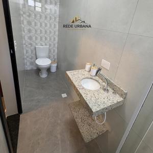 a bathroom with a sink and a toilet at Loft 9 com ar-condicionado da Rede Urbana in Indaiatuba