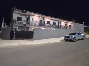 a car parked in front of a building at night at Loft 9 com ar-condicionado da Rede Urbana in Indaiatuba +5 photos