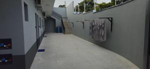 an alley way with a clothes line and a hallway at Loft 9 com ar-condicionado da Rede Urbana in Indaiatuba